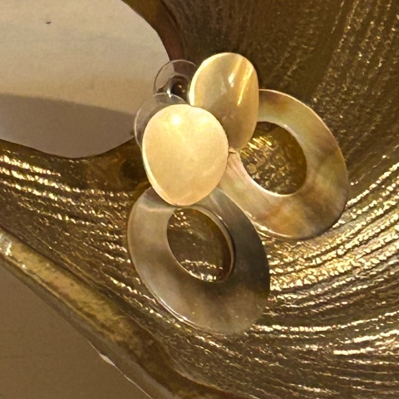 Pearl Tan Gold-Toned Earrings Pierced Vintage - Picture 5 of 7